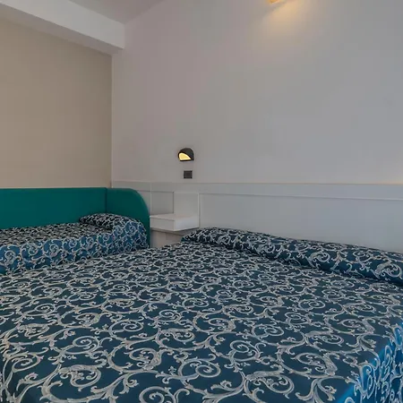 Hotel 2000-2