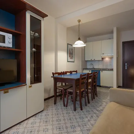 Aparthotel Holiday-3
