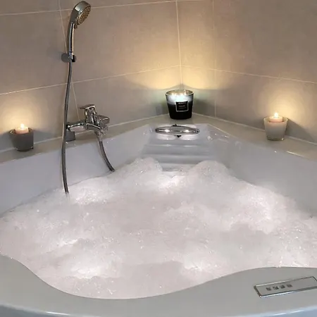 LA BADINE Appartement rénové Haut de game et Parc Prestations Premiumamme avec Climatisation Vue Pisc-3