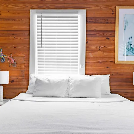 Curry House- 3Rd Floor, King Bed, & Balcony Room 8-3