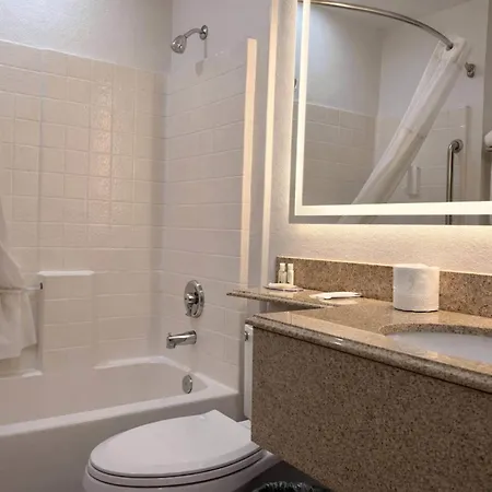 Econo Lodge Inn & Suites Santa Rosa South-2