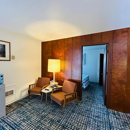 Curly Redwood Lodge-2