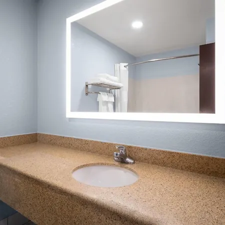 Days Inn By Wyndham Dodge City-2