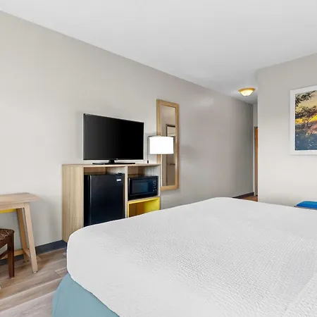 Days Inn & Suites By Wyndham Castle Rock-2