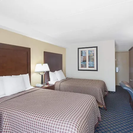 Days Inn By Wyndham Geneva/Finger Lakes-2