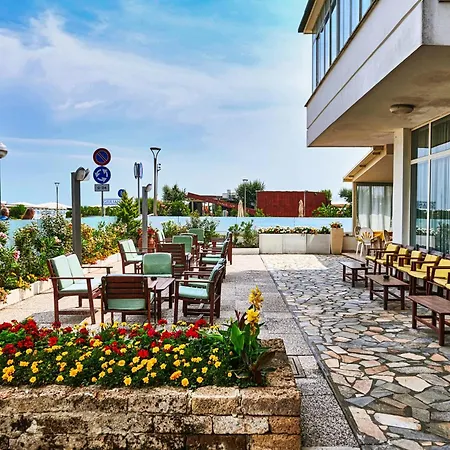 Hotel Caesar B&B Fronte Mare In Centro Di Milano Marittima-3