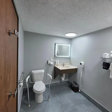 Super 8 By Wyndham Emporia-3