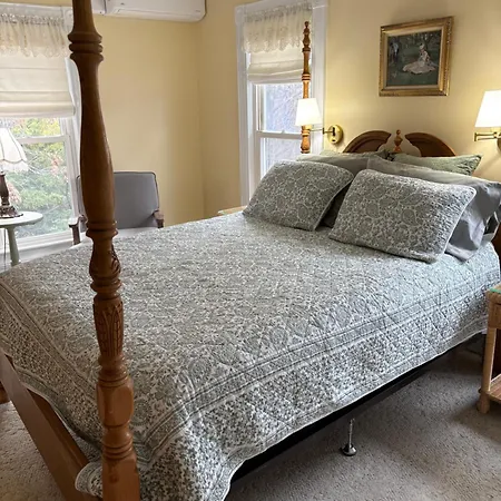 Hudson Manor Bed & Breakfast-2