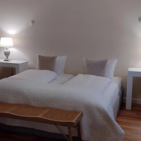 DAS KLEINE HOTEL IPHOFEN, klimatisierte Zimmer- 55 TV, TV mirroring, kleines Secret mit Garten&Terrassen, nahe aller VDP Weingüter, Hunde willkommen, fine dining, nahe KNAUF GIPS KG und KNAUF IT ConneKT-3