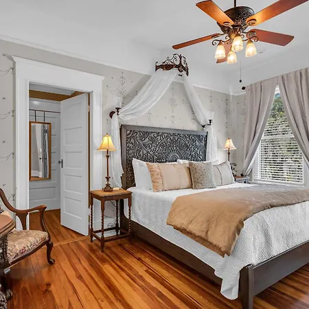 Hoyt House Luxury Bed & Breakfast-2