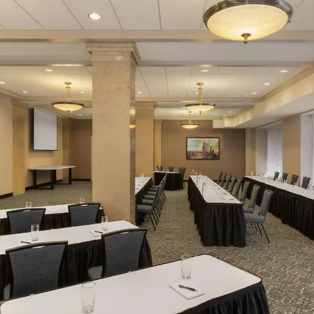 Hilton Garden Inn Indianapolis Downtown-3