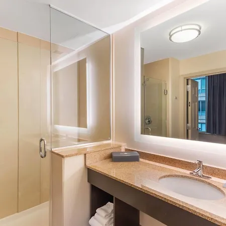 La Quinta Inn & Suites By Wyndham Chicago Downtown-3