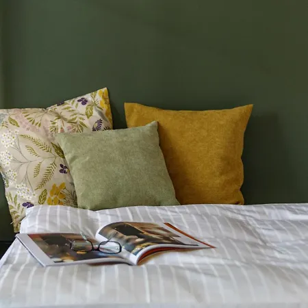 Black F House - Serviced Apartments-3