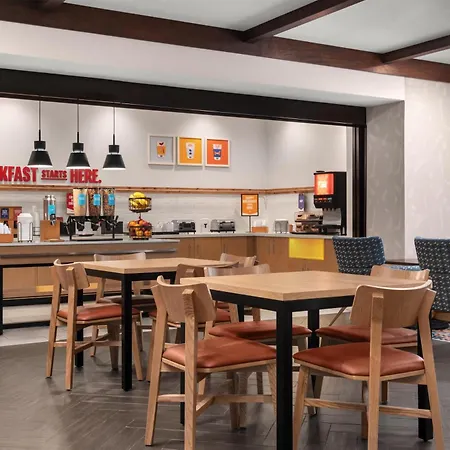 Hampton Inn & Suites Fresno-2