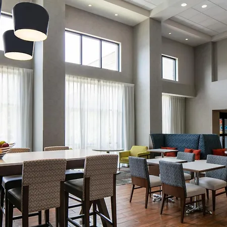 Hampton Inn & Suites West Bend-3