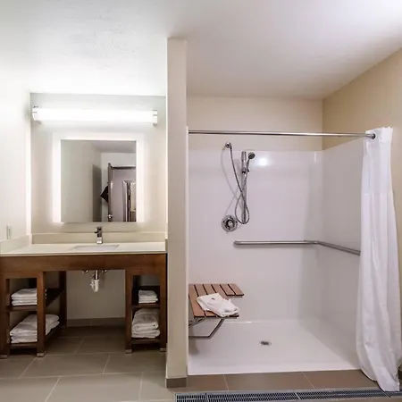 Comfort Suites Escanaba West-3