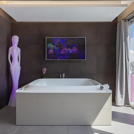 Tropicana Suite - Adults Only-3
