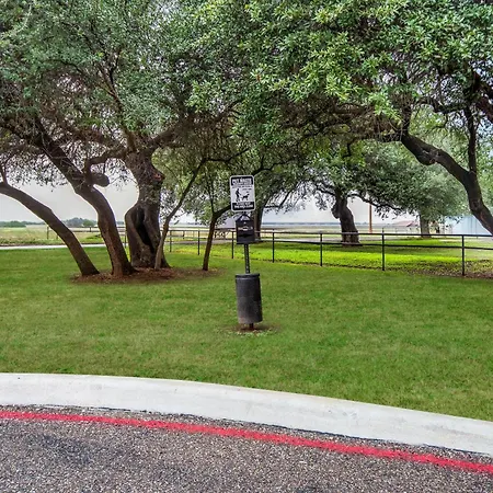 Hampton Inn Uvalde-3