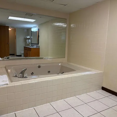 Econo Lodge Inn & Suites Wisconsin Dells-2