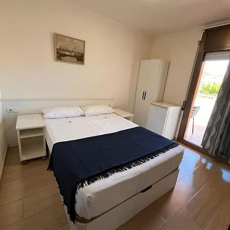 Hostal Cubelles-3