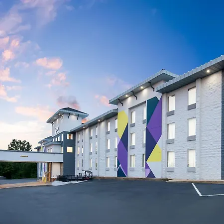Spark By Hilton Branson Meadows-3