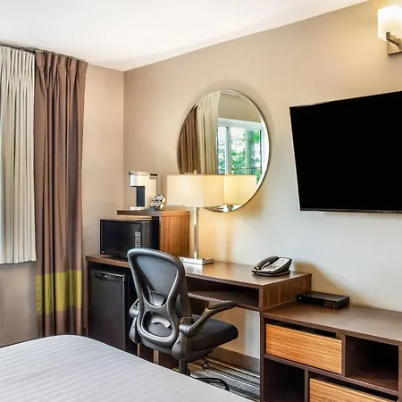 Super 8 By Wyndham Winnipeg West-3