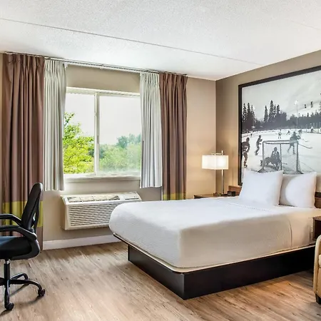 Super 8 By Wyndham Winnipeg West-2