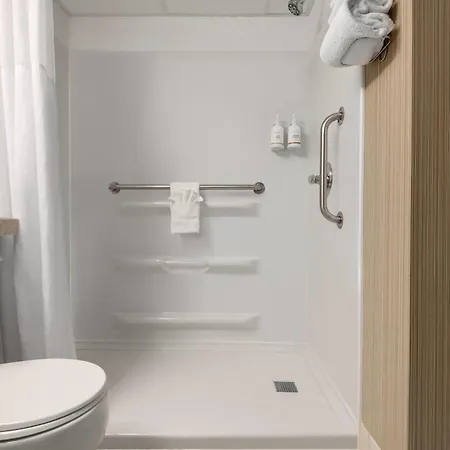 Ramada By Wyndham Grand Forks-2