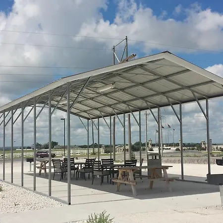 Instalodge Hotel And Suites Karnes City-3