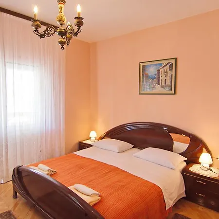 Apartment And Rooms Toka-2