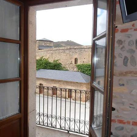 Hostal Virgen De La Encina-2