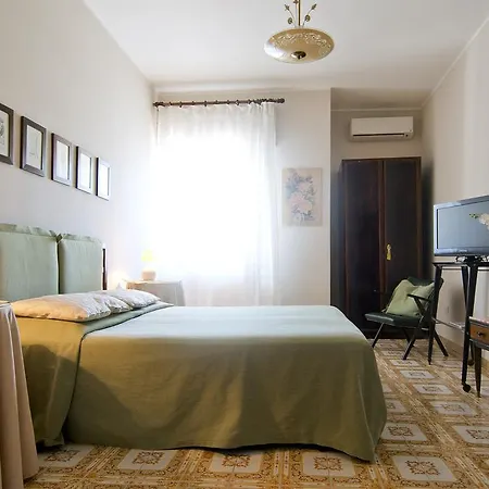 Mimi Rooms-2