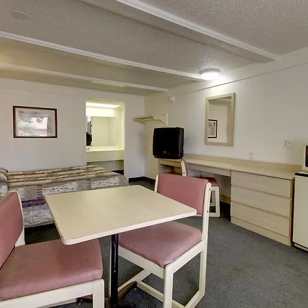 Rodeway Inn & Suites Fenton-3