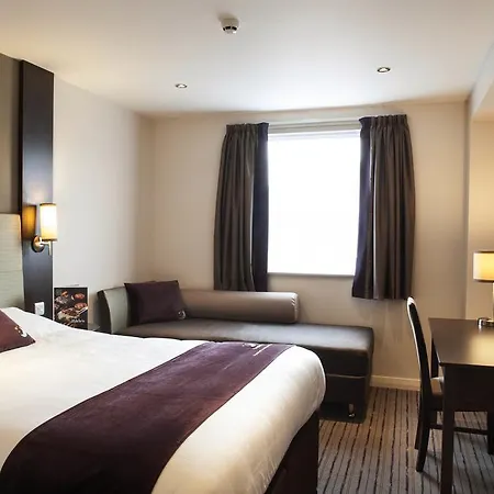 Premier Inn Watford Central-2