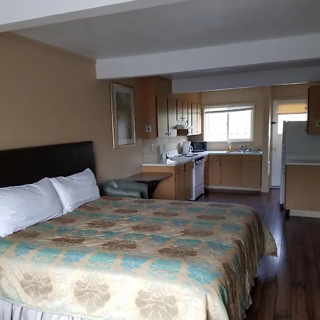 Townhouse Inn & Suites-3