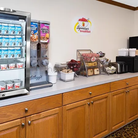 Super 8 By Wyndham St. Ignace-3