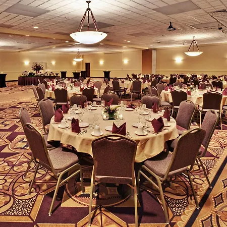 Ramada By Wyndham Midtown Grand Island-2