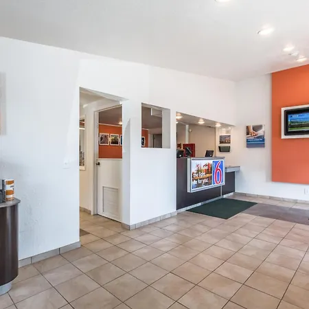 Travelodge By Wyndham Lansing-3