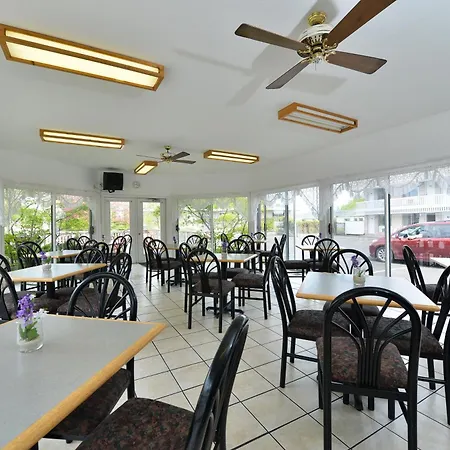 Travelodge By Wyndham Mackinaw City-2