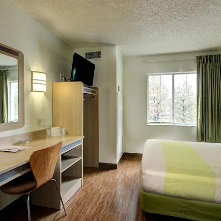 Super 8 By Wyndham Aurora East-2