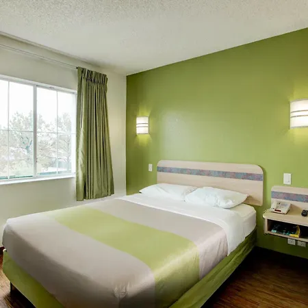 Super 8 By Wyndham Aurora East-3