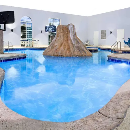 Microtel Inn & Suites By Wyndham Green Bay-2