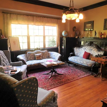 Bacon Mansion Bed And Breakfast-3