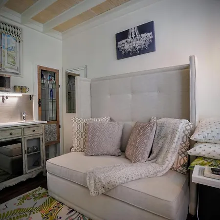 Palm Beach Historic Hotel: Petite Retreat Near Beach-2
