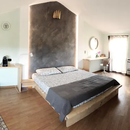 Rent Room Wood-2