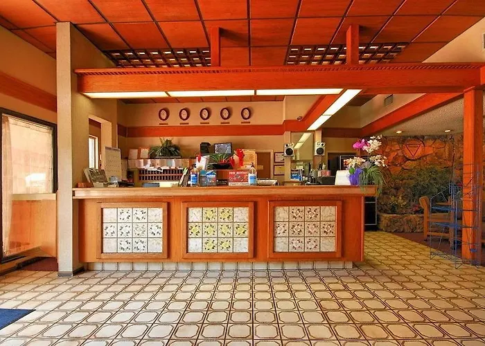 Super 8 By Wyndham Long Beach