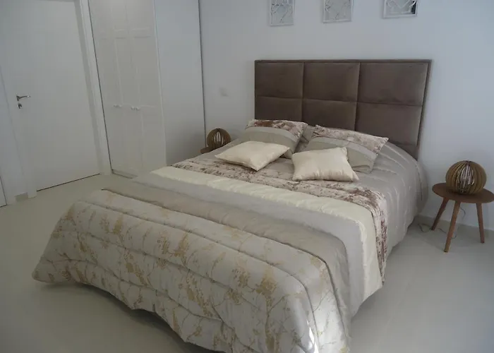 Bed and Breakfast Vivenda L'Olivier Quarteira