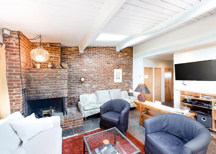 Captain'S Quarters