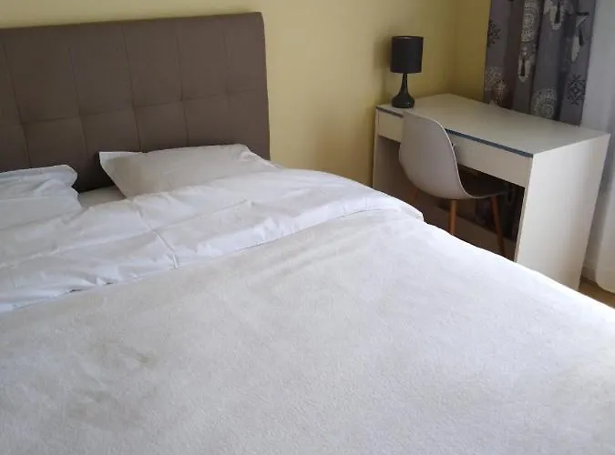 chez Myla chambre avec tv écran plat et salle de bain privative Bourges