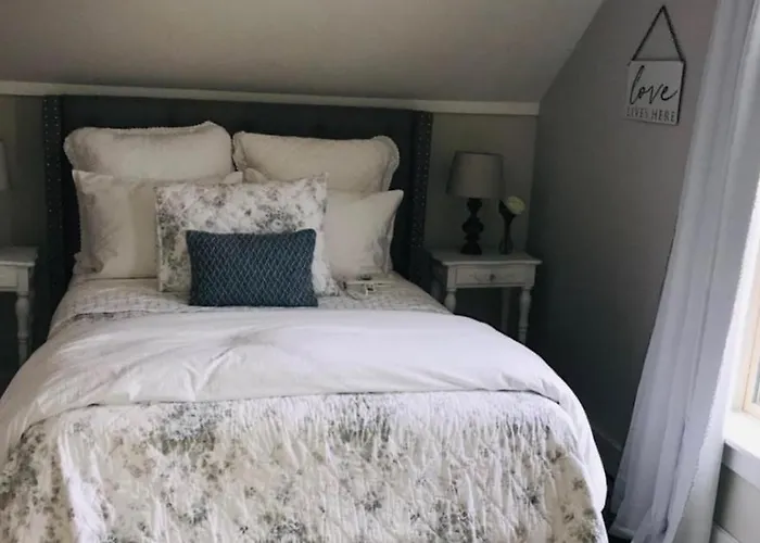 The Farmhouse Inn & Kitchen, 2 Blocks From Downtown Whitefish, Montana